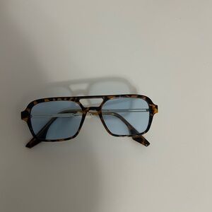 Stylish Tortoise Shell Sunglasses with Blue Lenses